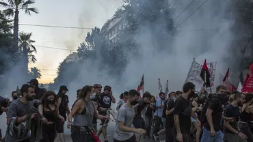 Violențe la protestele din Atena. Cocktailuri Molotov și gaze lacrimogene pe străzile capitalei elene, după adoptarea unui proiect de lege privind manifestațiile publice