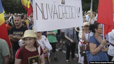 NEWS ALERT Protest în Piața Victoriei. Sute de manifestanți scandează față de legea carantinării (VIDEO)