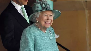 Regina Elisabeta a II-a și-a lansat propria marcă de gin. Cât costă o sticlă din bătura favorită a acesteia (FOTO)