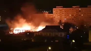 Oradea: Noapte de foc în Piața Cetate. Hala agroalimentară a ars ca o torță mai mult de două ore (VIDEO)