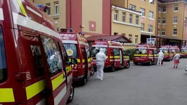 Coadă de ambulanțe care aduc pacienți cu COVID-19 în curtea Institutului ”Matei Balș”. Medic: ”Mai aveți îndoieli referitor la existența problemelor de sănătate determinate de SARS-CoV-2?” (FOTO, VIDEO)