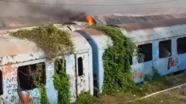 Incendiu cu degajări mari de fum în zona Calea Giuleşti. Mai multe vagoane de tren au fost cuprinse de flăcări (VIDEO)