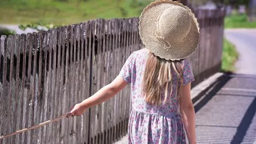Cum ne îmbrăcăm pe caniculă. Hainele care te protejează în caz de temperaturi extreme