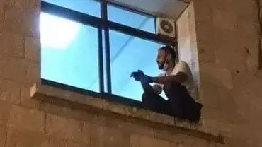 Un bărbat s-a cățărat la geamul mamei sale, bolnavă de COVID-19 și internată la ATI. Tânărul nu a vrut să o lase să moară singură (FOTO)