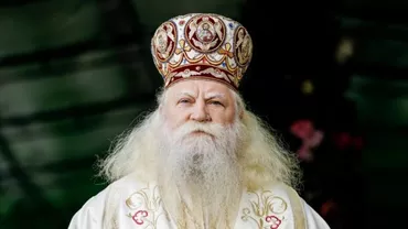 Îmbulzeală pentru o binecuvântare a noului arhiepiscop al Sucevei şi Rădăuţilor. Zeci de oameni au uitat de măsurile de distanţare socială (VIDEO)