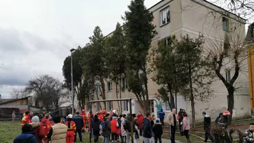 Incendiu devastator la un bloc din Târnaveni. 20 de persoane au fost evacuate