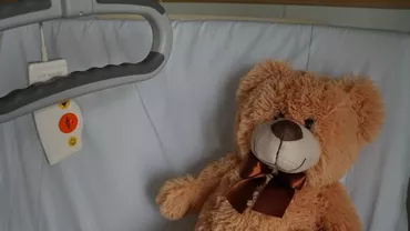 Dragostea nemărginită a unei fetițe de 12 ani, bolnavă de COVID-19. Micuța din Oradea s-a internat în spital pentru a-și proteja mama operată de cancer