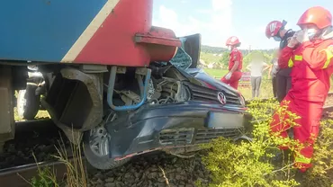 Accident feroviar în Suceava. O mașină a fost lovită în plin de tren, iar șoferul a decedat. Imagini greu de privit (VIDEO)
