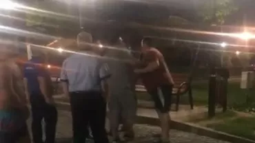 Scandal monstru într-o comună din Prahova. Viceprimarul, filmat în timp ce sare să bată un cetățean, cu poliția de față (VIDEO)