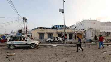 Explozie a unei mașini capcană, urmată de un atac asupra unui hotel din Mogadishu. Cinci persoane au decedat, peste zece au fost rănite. Au fost luați și ostatici (VIDEO)