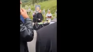 Un preot din Cluj a făcut scandal în timpul unei înmormântări. Nu ar fi început slujba fără scuze și ar fi pretins să îi fie pupate mâinile (VIDEO)