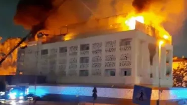Un incendiu violent a cuprins un hotel dintr-o cunoscută stațiune spaniolă. Oamenii s-au cățărat pe fațada clădirii pentru a se salva (VIDEO)