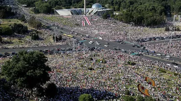 Protestatarii au mers la reședința prezidențială din Minsk. Lukașenko ar fi fugit cu elicopterul / La sosire, liderul autoritar al Belarusului era înarmat (VIDEO)