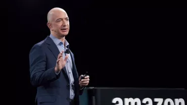 Jeff Bezos, cel mai bogat om care a trăit pe Pământ vreodată. Fondatorul Amazon l-a eclipsat pe Bill Gates cu averea sa fabuloasă