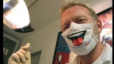 CELE MAI TARI BANCURI CU DOCTORI: Un medic citește în birou un ziar. Intră o pacientă și începe să-și ridice fusta