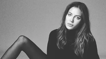 Cele mai sexy poze cu iubita lui Brad Pitt. Jurnaliștii de peste Ocean spun că seamănă cu Angelina Jolie