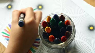 O adevărată lecție de înțelepciune. Șapte copii orfani de tată renunță la jucării pentru caiete. Chiar dacă sunt săraci, nu vor să renunțe la școală