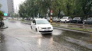 Rupere de nori în Capitală. Străzi inundate în urma ploii torențiale (FOTO)