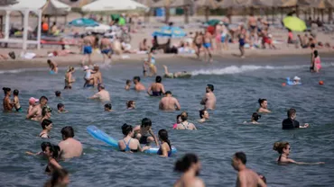Steag roșu pe litoral, ignorat de turiști. Salvamarii au recuperat două persoane din valuri, una în stare de inconștiență