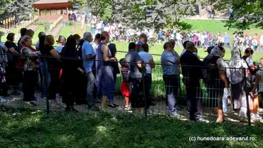 Cozi uriașe la mormântul părintelui Arsenie Boca. Oamenii au stat la rând fără distanțare fizică și fără să poarte măști de protecție