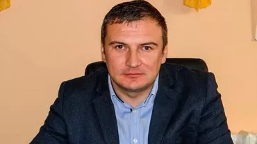 Viceprimarul Leonardo Cristea din Adjud, filmat când se săruta pe gură cu un interlop la o petrecere. El s-a pupat cu un membru al găștii „Spaima Adjudului” (VIDEO)