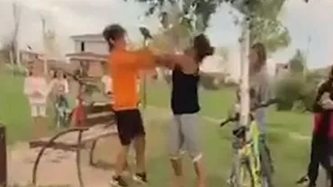 Părinţii băiatului bătut într-un parc din Timiş şi-au retras plângerea