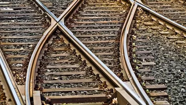 Autoturism lovit de tren, lângă Zlatna. Șoferul, în vârstă de 70 de ani, a rămas încarcerat