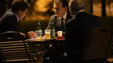 Ludovic Orban și Nicușor Dan, întâlnire la terasă pentru o discuție despre campanie și viitorul Bucureștiului. De la cină n-au lipsit micii și berea (FOTO)