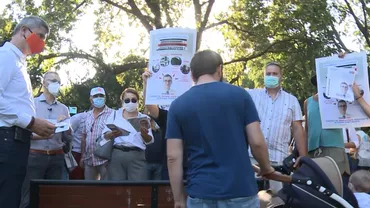 „Fără imorali în funcții publice”. La Constanța, Dan Barna și Stelian Ion au fost întâmpinați de protestatari, care le-au amintit de controversele în care au fost implicați