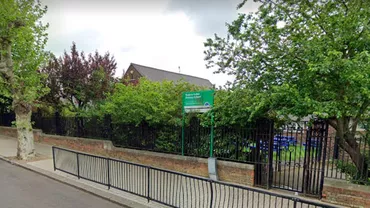 O mașină a intrat în mai mulți copii în fața unei școli din Londra
