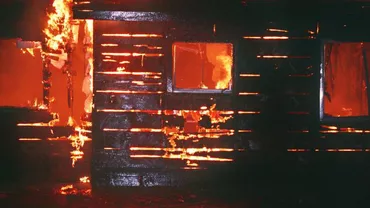 Incendiu puternic la o casă din Sectorul 5. O persoană a fost găsită decedată