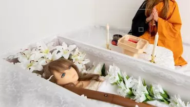 O nouă nebunie: Pompe funebre pentru PĂPUŞI sexuale! Uite câţi bani se câştigă ca CIOCLU erotic (FOTO)