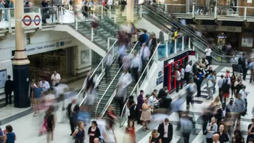 Noi restricții în Marea Britanie. Întâlnirile în cercuri de prieteni și familie, interzise în al doilea cel mai mare oraș din țară