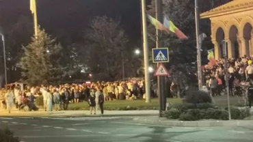 Lumea s-a înghesuit la Catedrala din Timişoara, la procesiunea cu moaştele Sfântului Iosif cel Nou de la Partos. Nu s-a mai ţinut cont de distanţarea socială sau de purtarea măştii de protecţie (VIDEO)