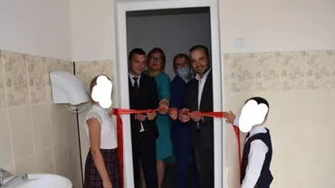 Toaleta unei școli a fost inaugurată cu fast și tăiere de panglică, în Republica Moldova (FOTO)