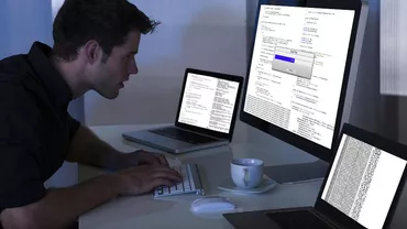 CELE MAI TARI BANCURI CU PROGRAMATORI: Un băiat vrea să cucerească o fată / Te cheamă cumva „Google?” / Nu, de ce? / Pentru că ...