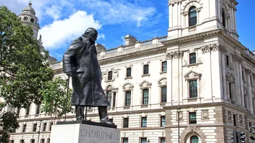 Guvernul Boris Johnson amenință muzeele din Marea Britanie că ar putea rămâne fără bani publici dacă înlătură statui din cauza protestelor