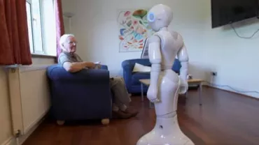 Primul „robot-bandată” a fost testat pe bătrâni: Vorbeşte şi le aminteşte când trebuie să-și ia pastilele (VIDEO)