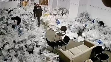 BES 1: În imaginile prezentate apare preşedintele Biroului Electoral, împreună cu preşedintele secţiei de votare, alături de reprezentanţi USR-PLUS. Persoana care caută printre saci lucrează la Primăria Sector 1