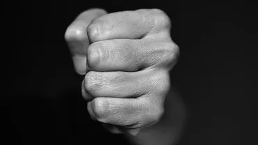 O taxatoare a fost bătută crunt într-un autobuz din Suceava, după ce a tușit în mască. Un bărbat a atacat-o, urlând că „ucide COVID-ul”
