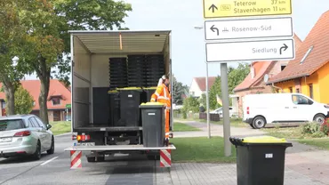 Mai mulți români au renunțat la serviciile lor pentru a distribui pubele în Germania. Unii dintre ei sunt profesori sau polițiști