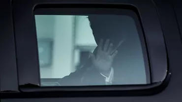 Donald Trump și-a salutat susținătorii adunați în preajma spitalului. Președintele SUA le-a făcut o vizită surpriză (VIDEO)