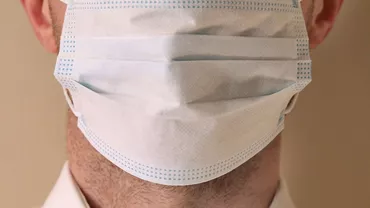Masca de protecție, obligatorie în spațiile publice aglomerate din Aiud