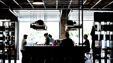 Barurile și restaurantele, închise în Gherla și Dej / Prefectul Mircea Abrudean: „Fac apel la responsabilitate maximă. Nu este cazul să tratăm cu lejeritate măsurile impuse pentru că ajungem în situații nedorite”