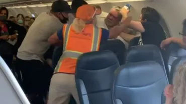 Bătaie în avion între pasageri, după ce unul din ei a refuzat să poarte mască de protecţie (VIDEO)