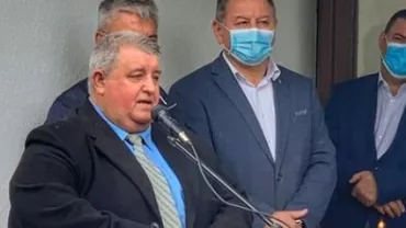 Bistrița-Năsăud: Primarul comunei Rebra, ales pentru al cincilea mandat, în al doilea tur de scrutin. Victoria, sărbătorită în stradă de zeci de oameni care au ignorat regulile de protecție sanitară (FOTO)