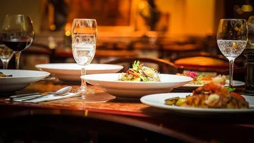 Restaurantele se vor putea redeschide la interior, în anumite zone. La fel și teatrele, și cinematografele