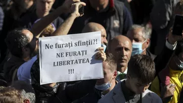 Zeci de credincioși au protestat la Catedrala Mitropolitană din Iaşi împotriva restricţiilor. Manifestanții au scandat: Duceţi-vă la diavol sau Jos dictatura (FOTO)