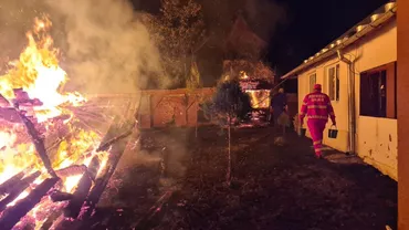 Biserica din lemn din Argeș, distrusă de flăcări. Pompierii au fost nevoiți să stingă incendiul cu găleți (VIDEO)