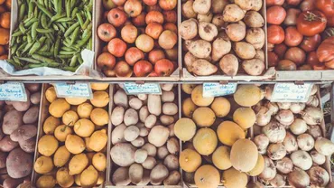 Fructe și legume mai scumpe în piețe, comparativ cu anul trecut. Cât îi costă pe români proviziile din cămară (VIDEO)